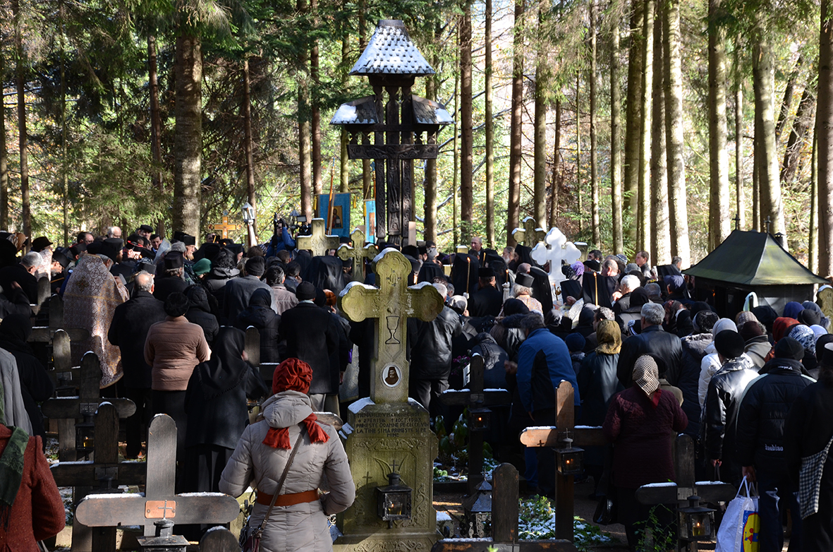 Trei ierarhi şi zeci de stareţi, la înmormântarea părintelui arhimandrit Victorin Oanele