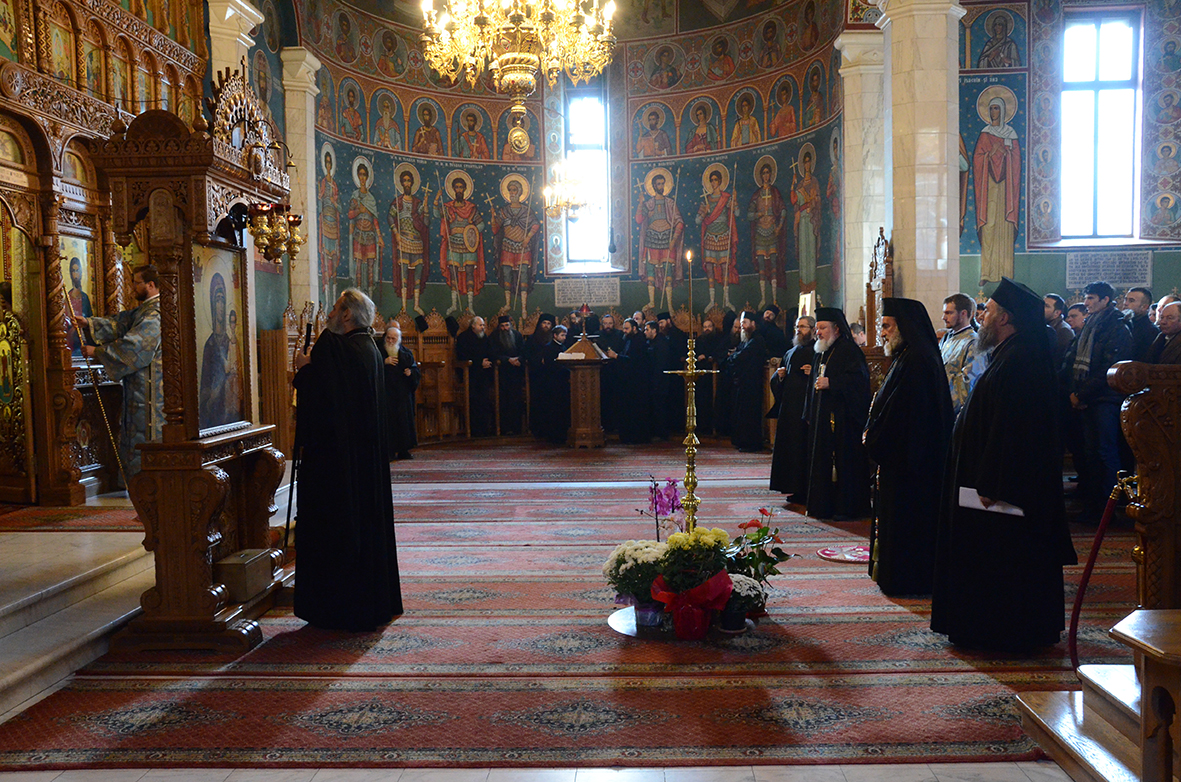 Trei ierarhi şi zeci de stareţi, la înmormântarea părintelui arhimandrit Victorin Oanele