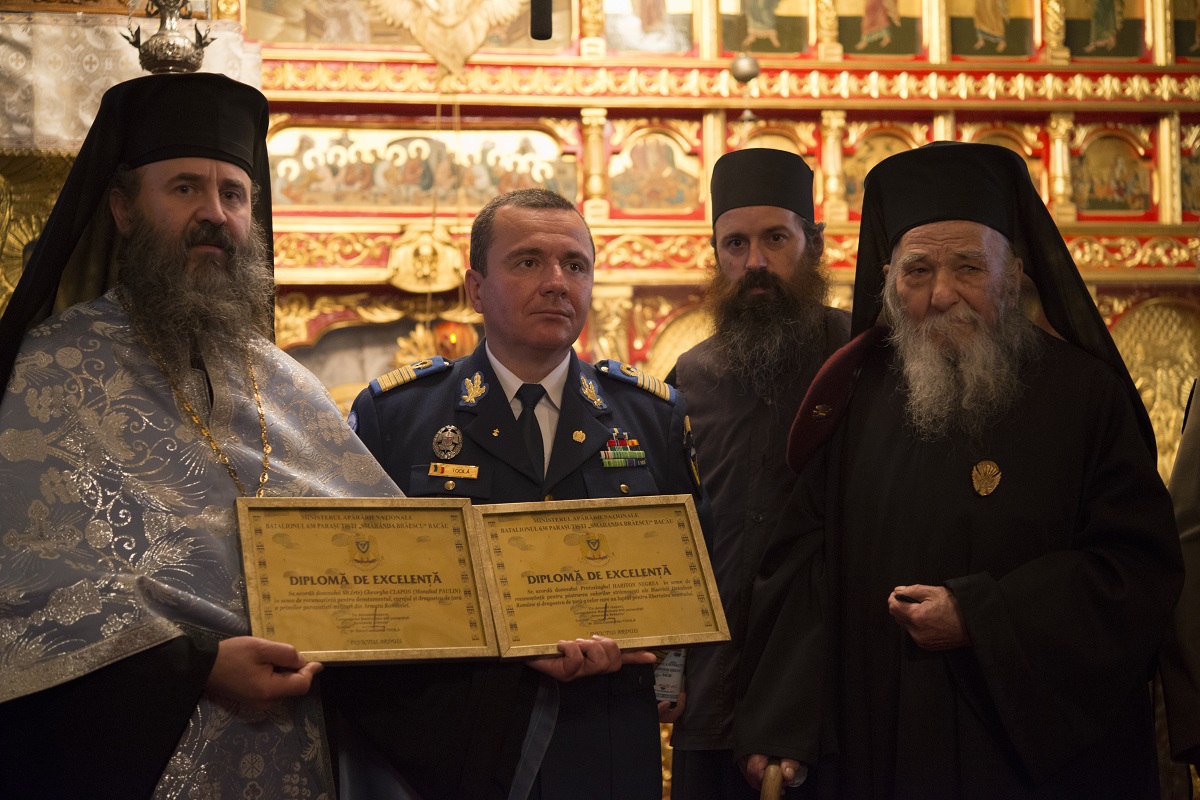 Monahul Paulin Clapon, decorat de Armata Română