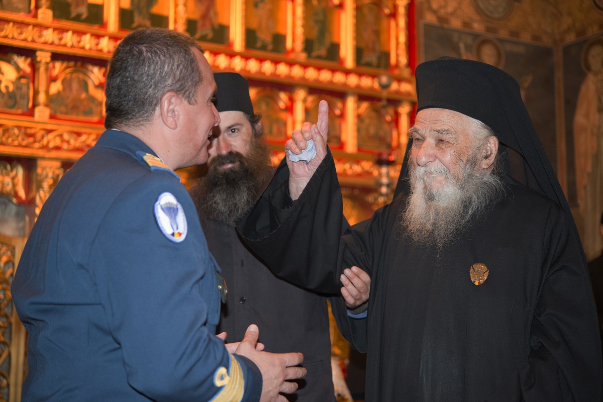 Monahul Paulin Clapon, decorat de Armata Română Monahul Paulin Clapon, decorat de Armata Română