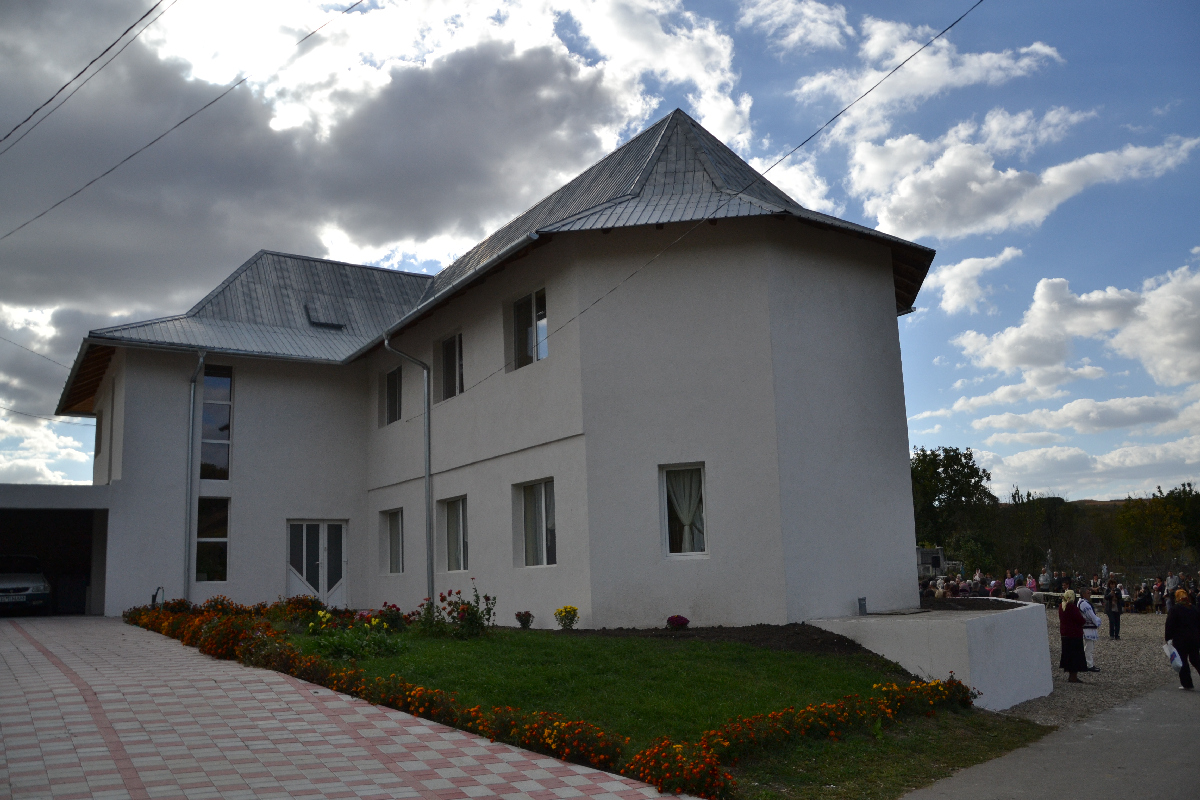 Aşezământul social al Parohiei Găneşti, sfinţit de IPS Mitropolit Teofan (GALERIE FOTO)