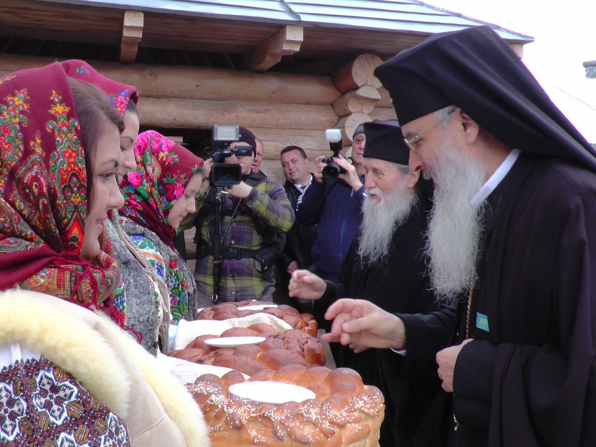 Trei ierarhi, la sfințirea bisericii Schitului Mitocu Dragomirnei