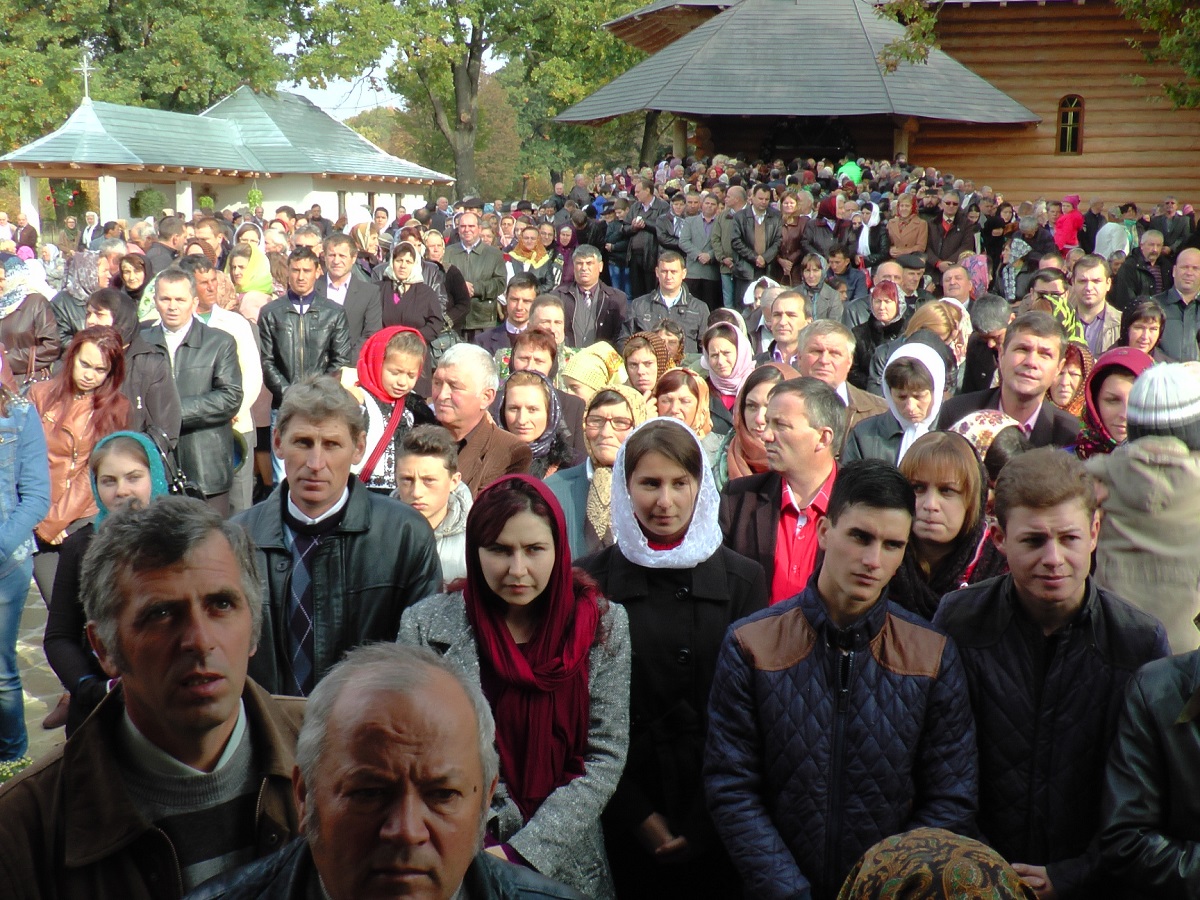 Trei ierarhi, la sfințirea bisericii Schitului Mitocu Dragomirnei