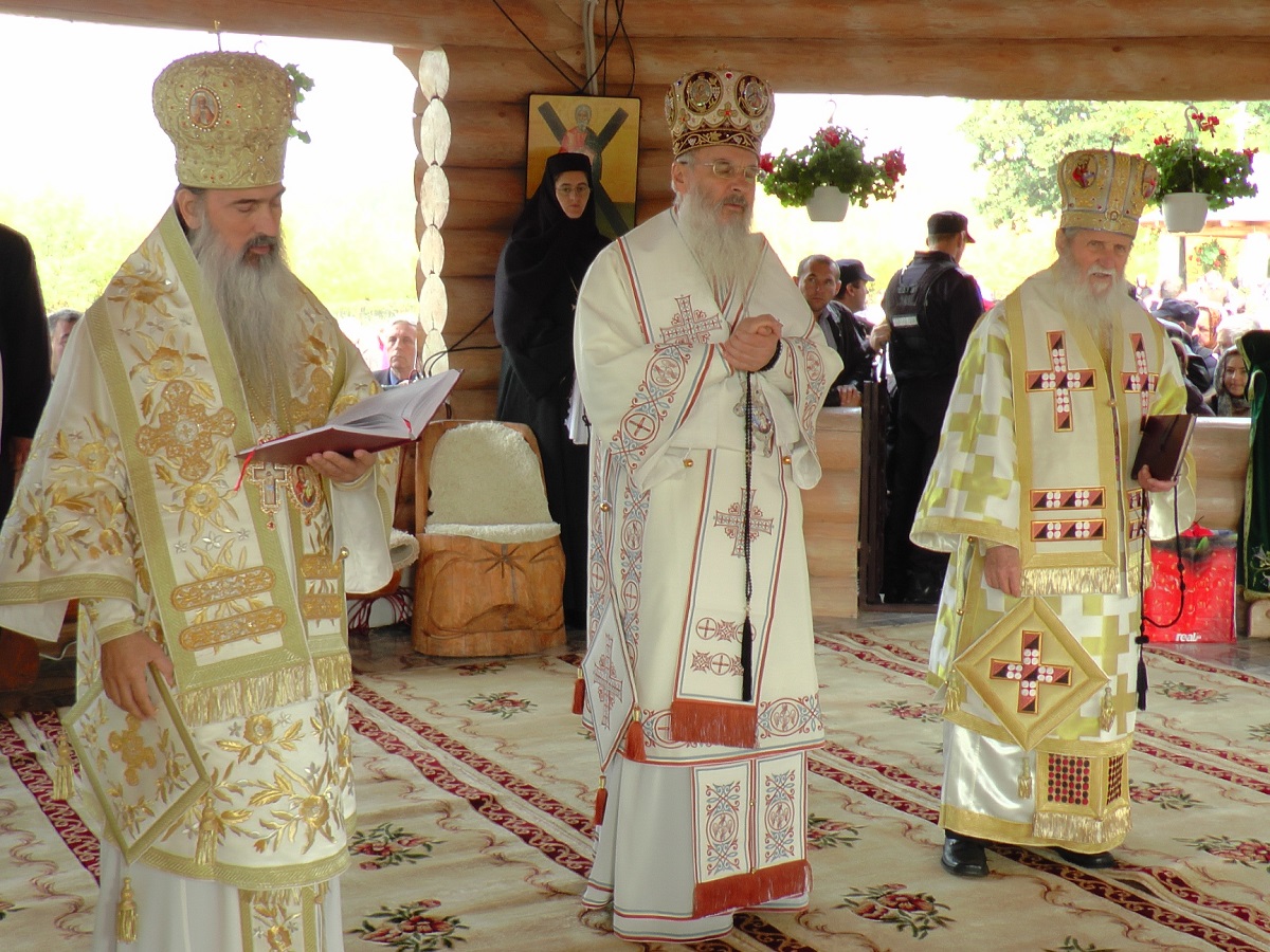 Trei ierarhi, la sfințirea bisericii Schitului Mitocu Dragomirnei