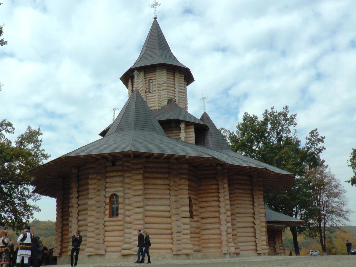 Trei ierarhi, la sfințirea bisericii Schitului Mitocu Dragomirnei