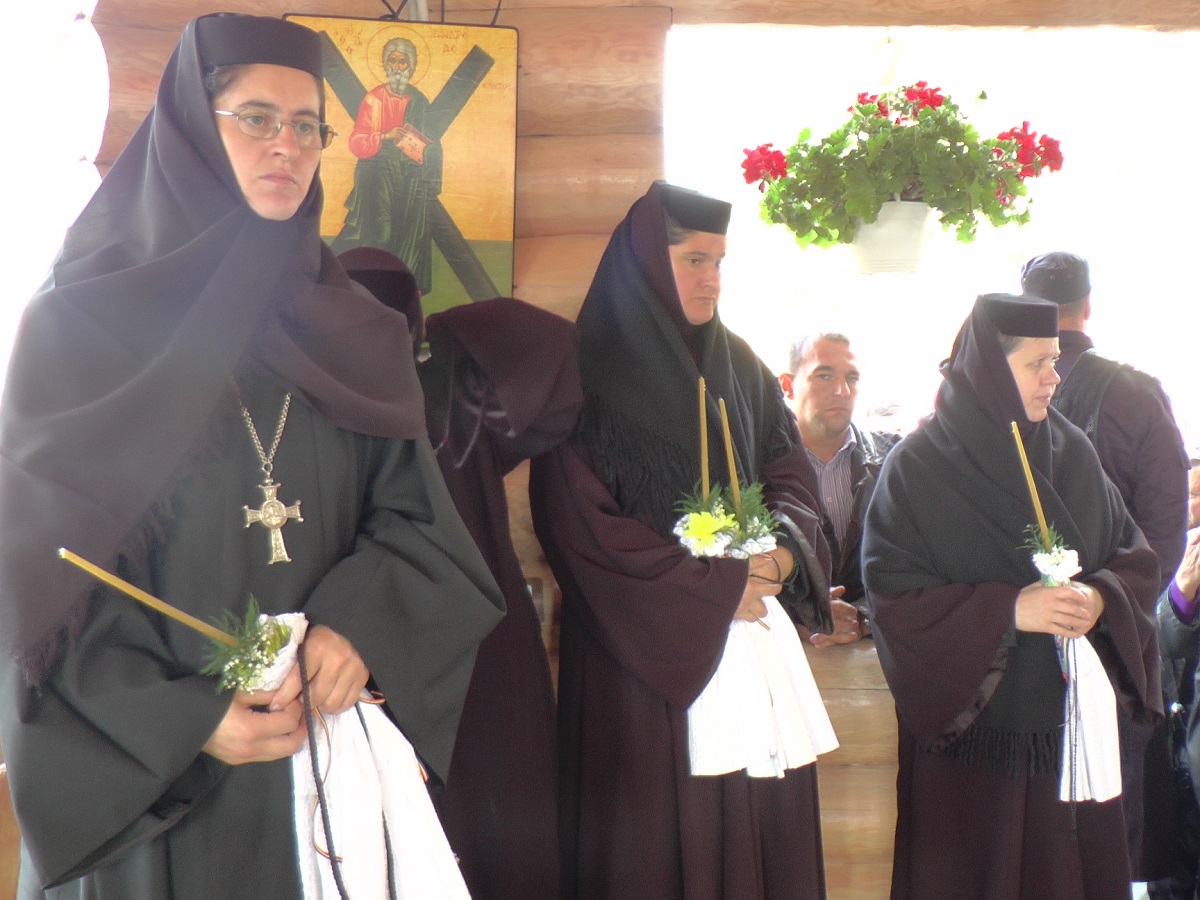 Trei ierarhi, la sfințirea bisericii Schitului Mitocu Dragomirnei