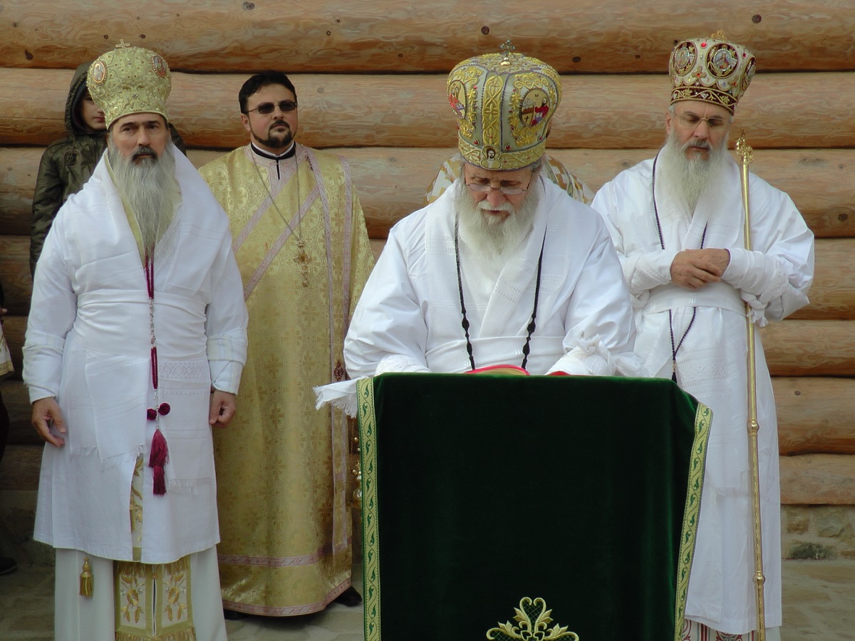 Trei ierarhi, la sfințirea bisericii Schitului Mitocu Dragomirnei