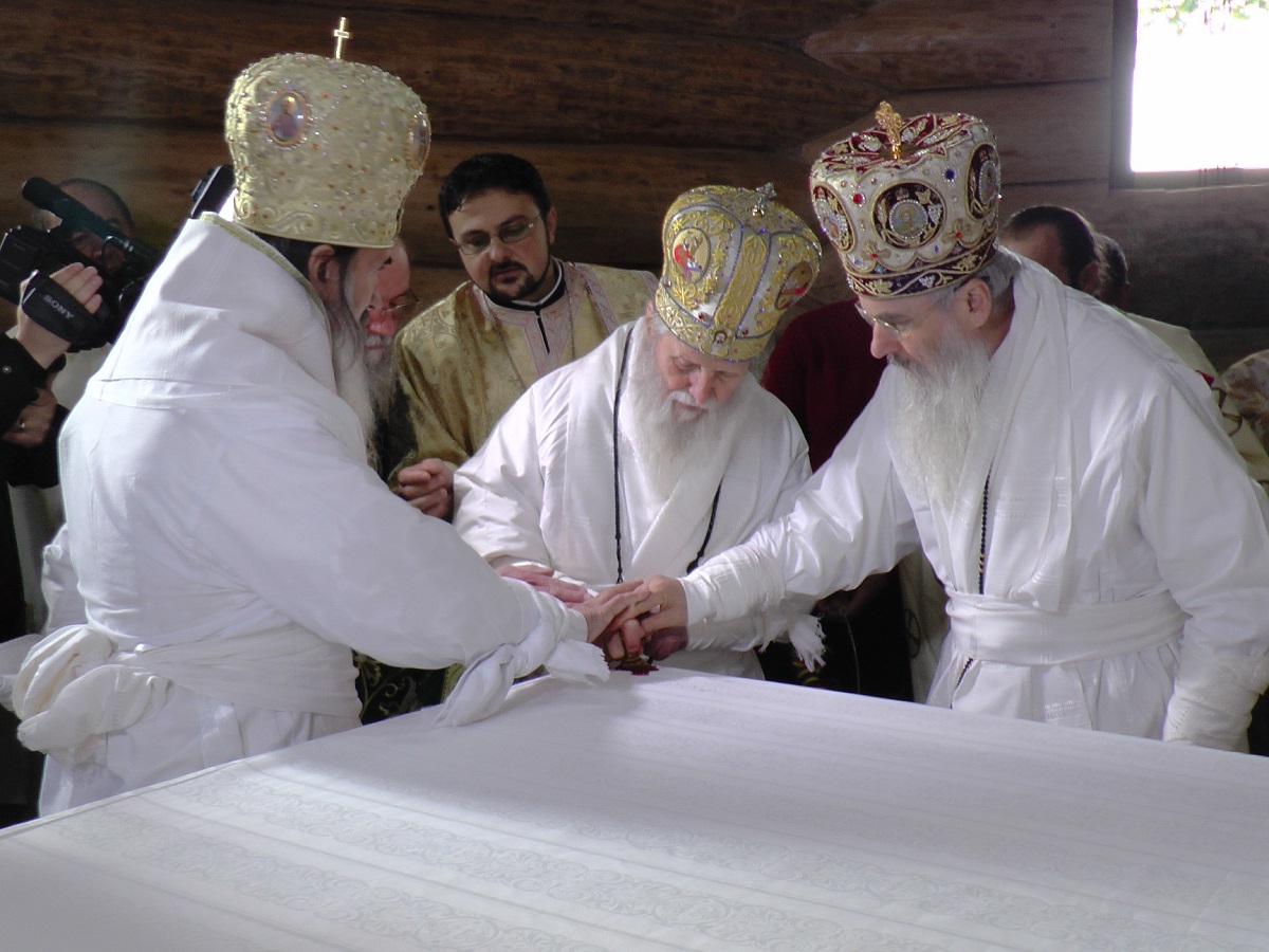 Trei ierarhi, la sfințirea bisericii Schitului Mitocu Dragomirnei Trei ierarhi, la sfințirea bisericii Schitului Mitocu Dragomirnei