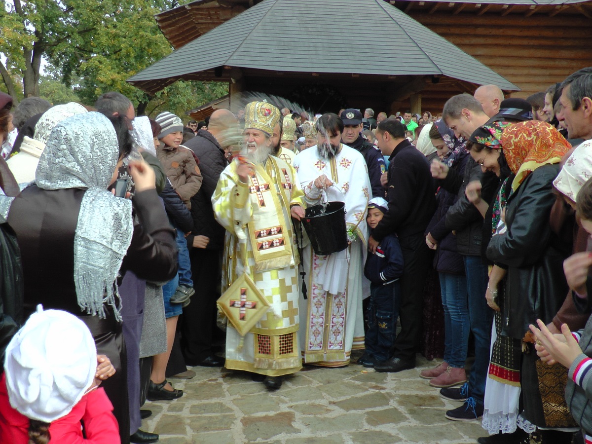 Trei ierarhi, la sfințirea bisericii Schitului Mitocu Dragomirnei
