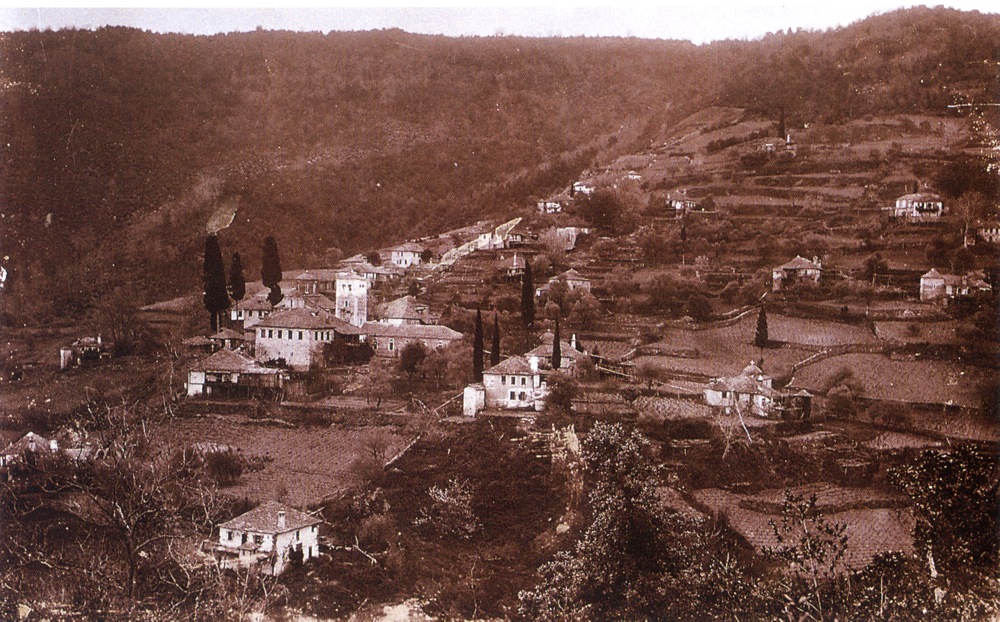 Fotografie cu schitul Sf. Dumitrie din perioada 1920-1930. Schitul avea pe atunci cincisprezece chilii şi opt colibe. Fotografie cu schitul Sf. Dumitrie din perioada 1920-1930