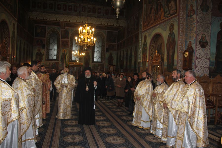 Liturghie arhierească la Biserica ”Sfinţii Împărați” din Roman