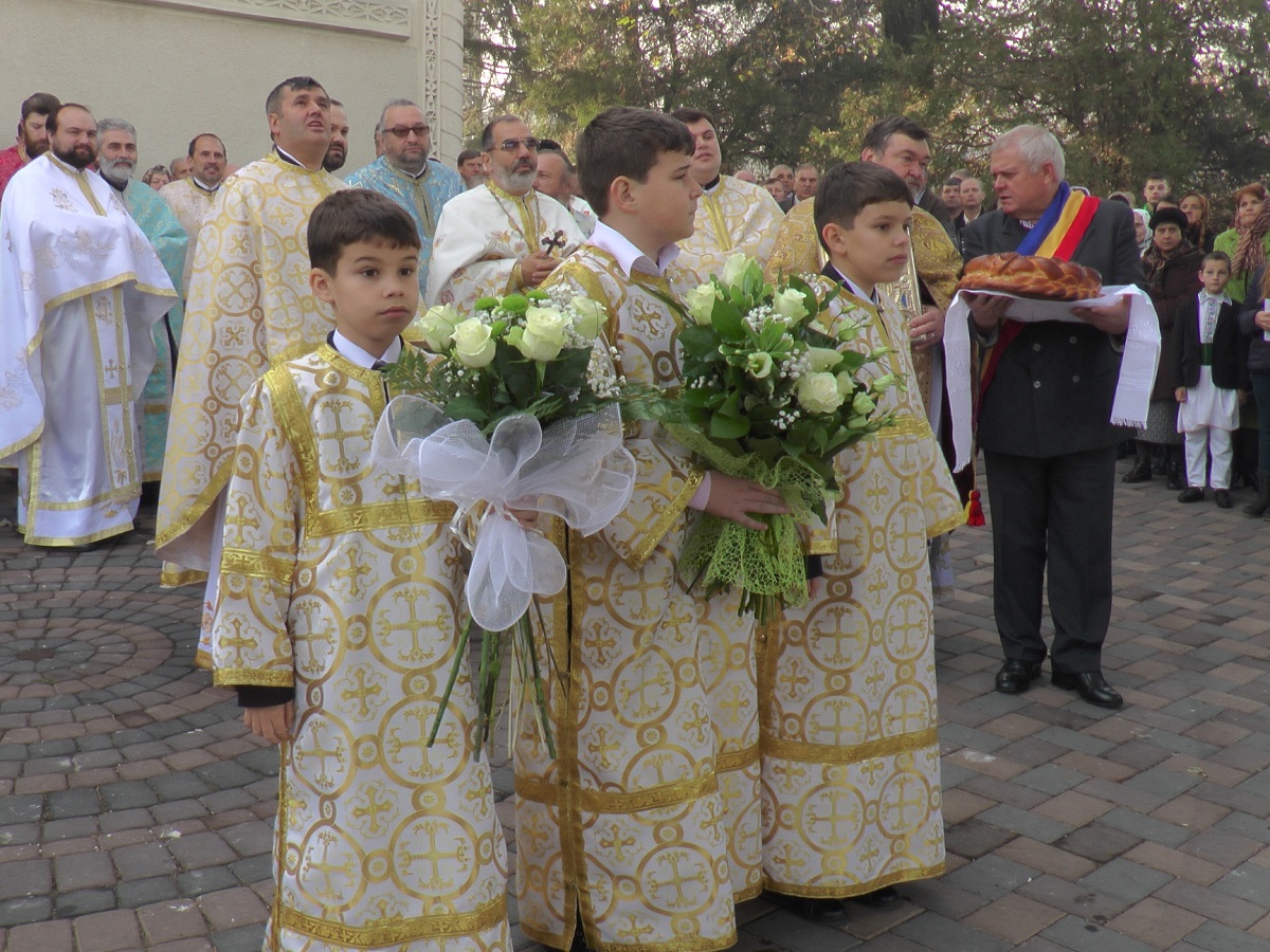 Liturghie arhierească şi sfinţire de casă praznicală, în parohia Ipoteşti