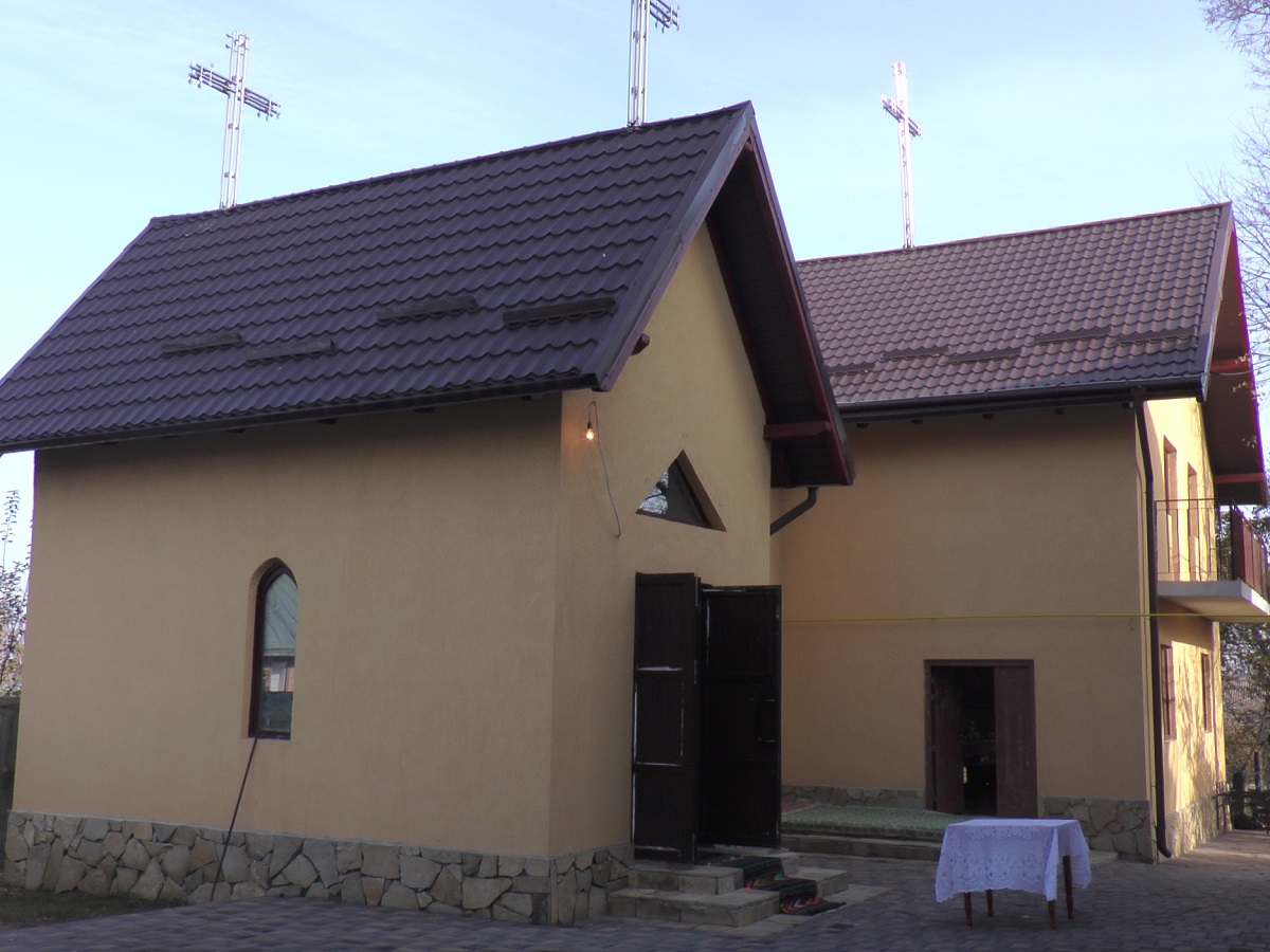 Liturghie arhierească şi sfinţire de casă praznicală, în parohia Ipoteşti