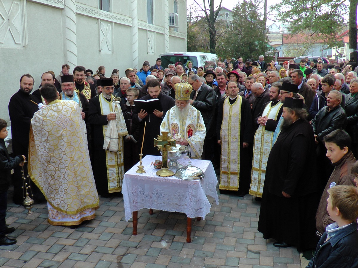 Liturghie arhierească şi sfinţire de casă praznicală, în parohia Ipoteşti