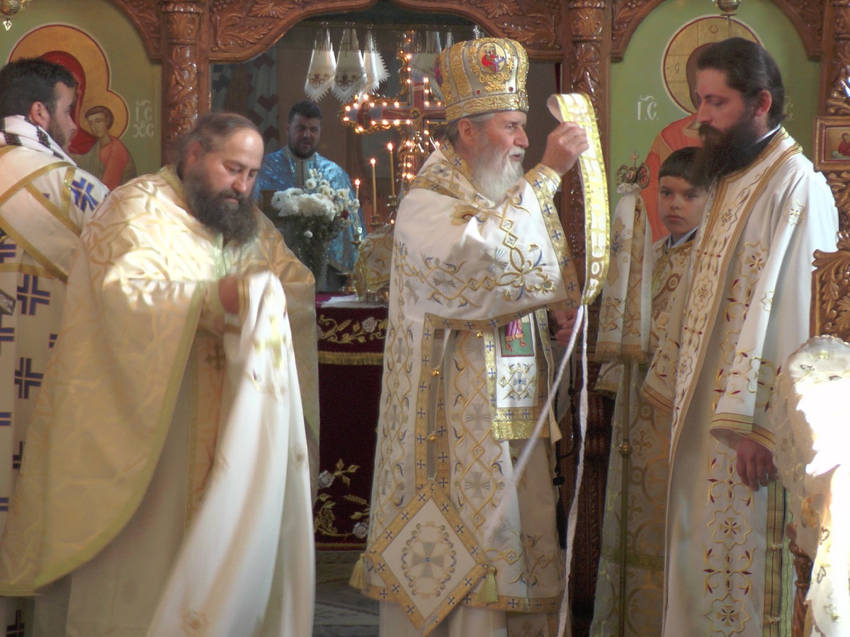 Liturghie arhierească şi sfinţire de casă praznicală, în parohia Ipoteşti