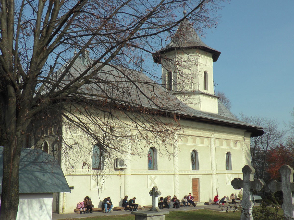 Liturghie arhierească şi sfinţire de casă praznicală, în parohia Ipoteşti