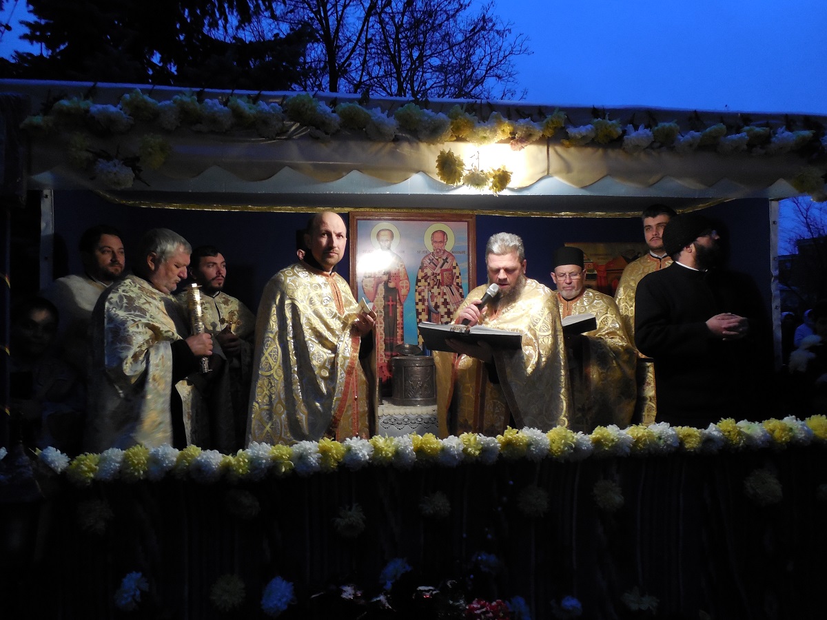 Atmosferă de binecuvântare la hramul Bisericii Vovidenia din municipiul Botoşani