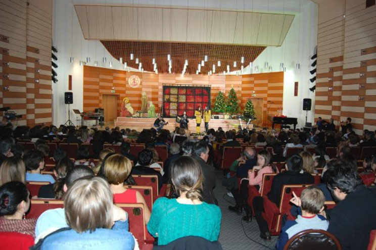 Evenimente liturgice şi filantropice în Arhiepiscopia Craiovei: Daruri duhovniceşti pentru credincioşii craioveni