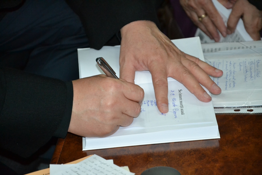 „Se întorc morţii acasă”, de Cornel Constantin Ciomâzgă, prezentată la Iași