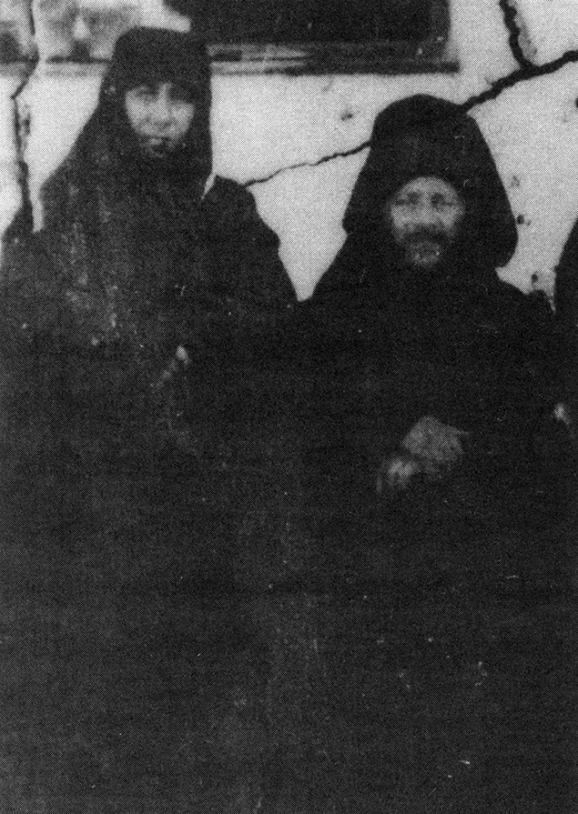 Monahia Evpraxia alături de Gheron Iosif Isihastul Ucenicii lui Gheron Iosif Isihastul - monahia Eupraxia
