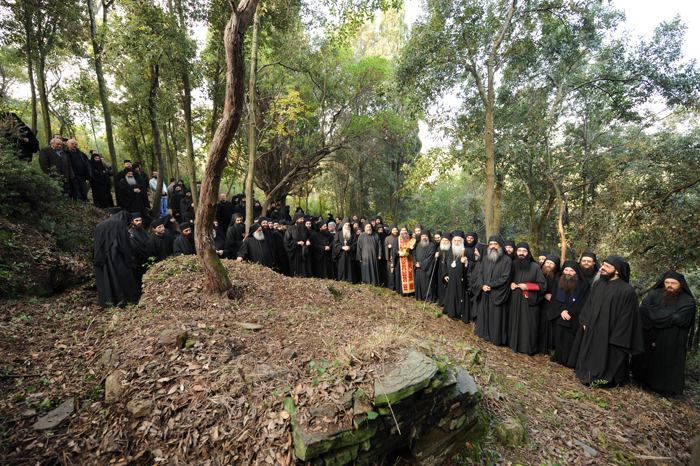 Obștea Mănăstirii Vatoped în vizită la peștera Sfântului Grigorie Palama în ziua prăznuirii Sfântului din anul 2009 Peştera Sfântului Grigorie Palama de la Mănăstirea Vatoped