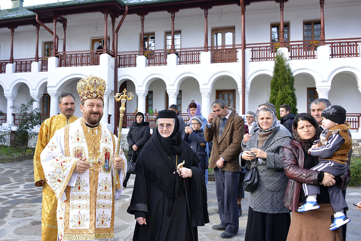 Bucuria rugăciunii de hram, la Mănăstirea Agapia Bucuria rugăciunii de hram, la Mănăstirea Agapia