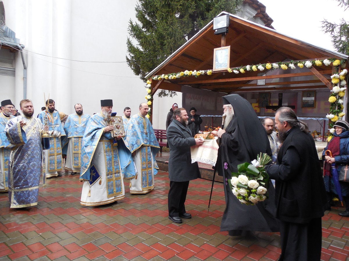 Atmosferă de binecuvântare la hramul Bisericii Vovidenia din municipiul Botoşani