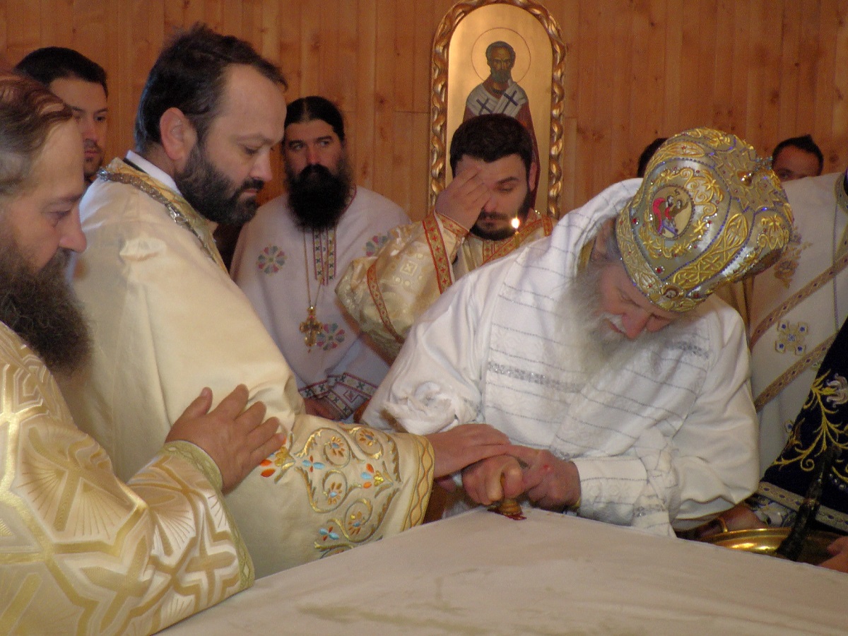 Biserică închinată Sfintei Mare Muceniţe Ecaterina, sfinţită de IPS Părinte Pimen