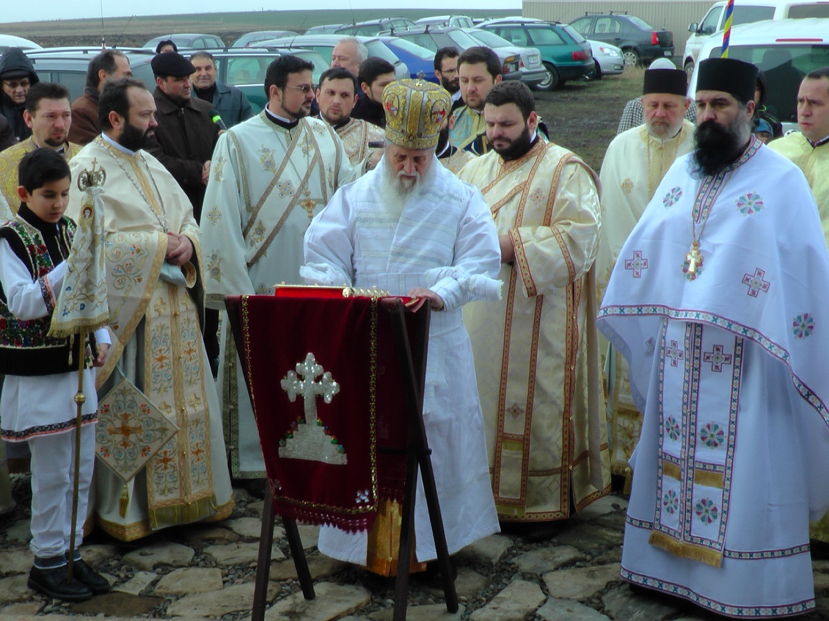 Biserică închinată Sfintei Mare Muceniţe Ecaterina, sfinţită de IPS Părinte Pimen