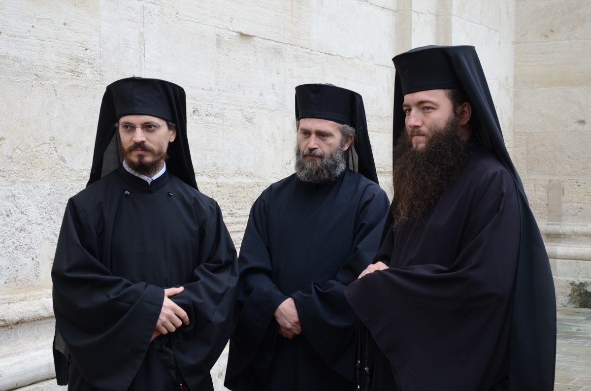 Sfântă Liturghie oficiată de IPS Mitropolit Teofan la Mănăstirea Golia (GALERIE FOTO)