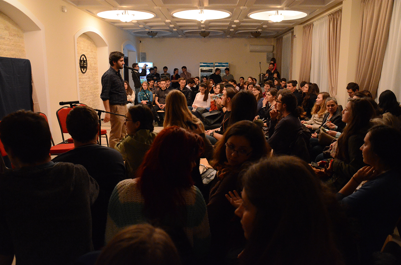 Seară de muzică folk, teatru şi poezie, la Colegiul „Sfântul Nicolae“