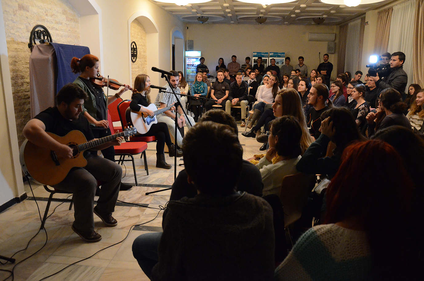 Seară de muzică folk, teatru şi poezie, la Colegiul „Sfântul Nicolae“