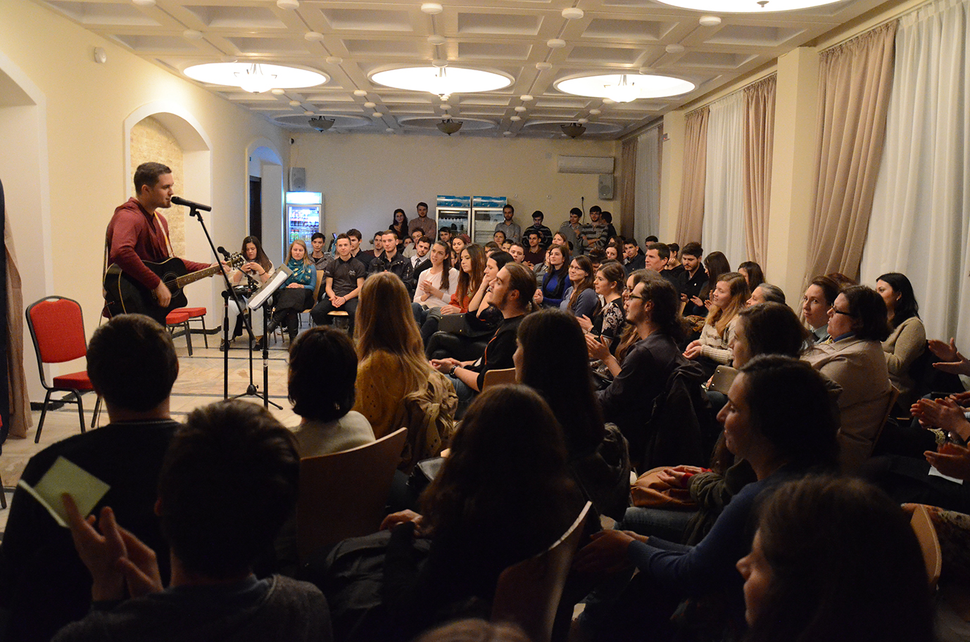 Seară de muzică folk, teatru şi poezie, la Colegiul „Sfântul Nicolae“