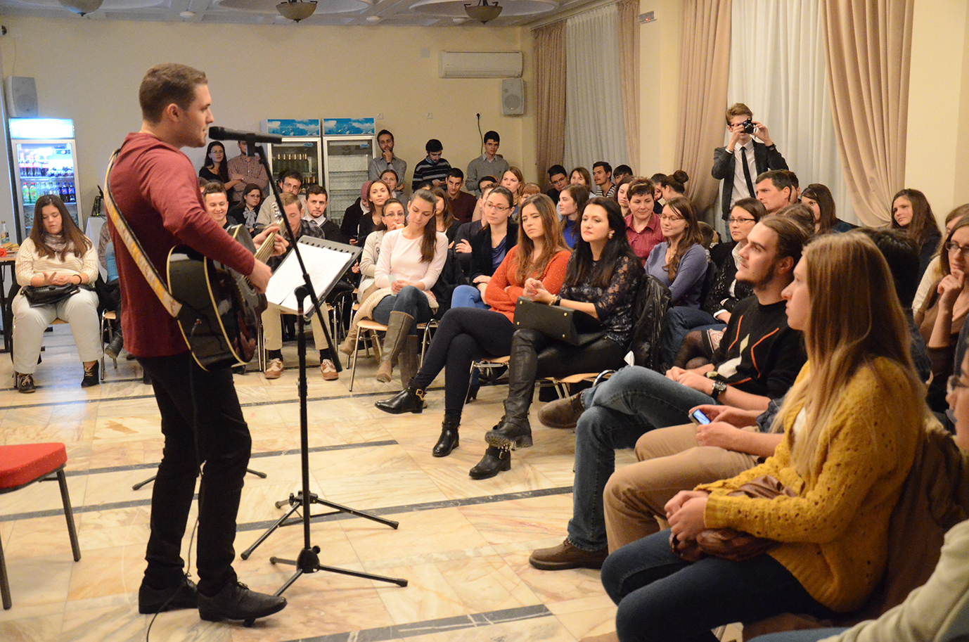 Seară de muzică folk, teatru şi poezie, la Colegiul „Sfântul Nicolae“