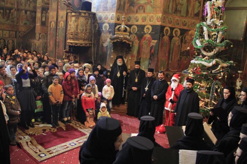 „După datini colindăm“ la Catedrala arhiepiscopală din Roman