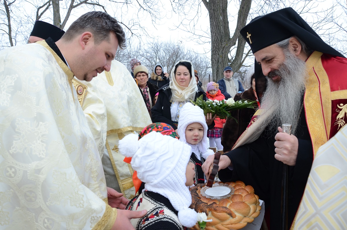 Liturghie arhierească şi sfinţire de centru social, în Parohia Pietriş