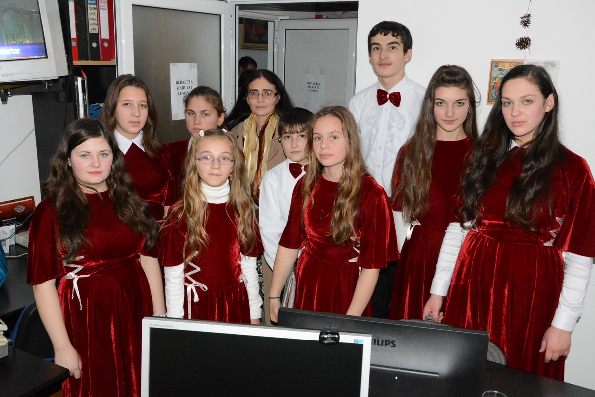 Colindători la redacţia din Iaşi a „Ziarului Lumina“