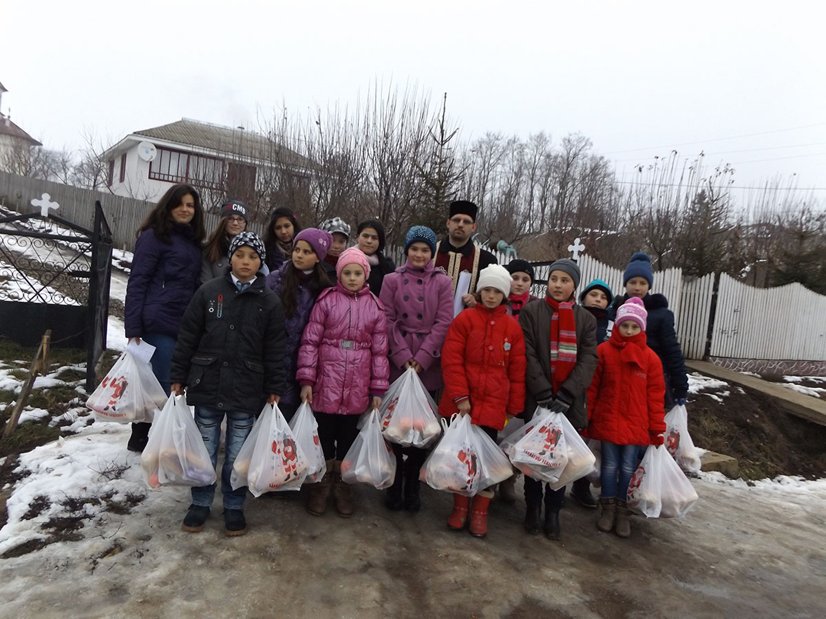 Copiii Parohiei Socrujeni colindă bătrânii de la Azilul Trusești