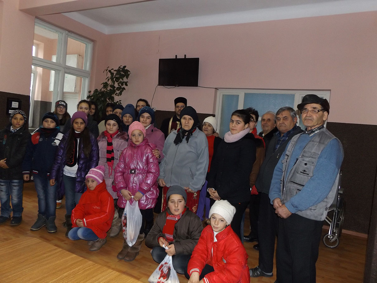 Copiii Parohiei Socrujeni colindă bătrânii de la Azilul Trusești