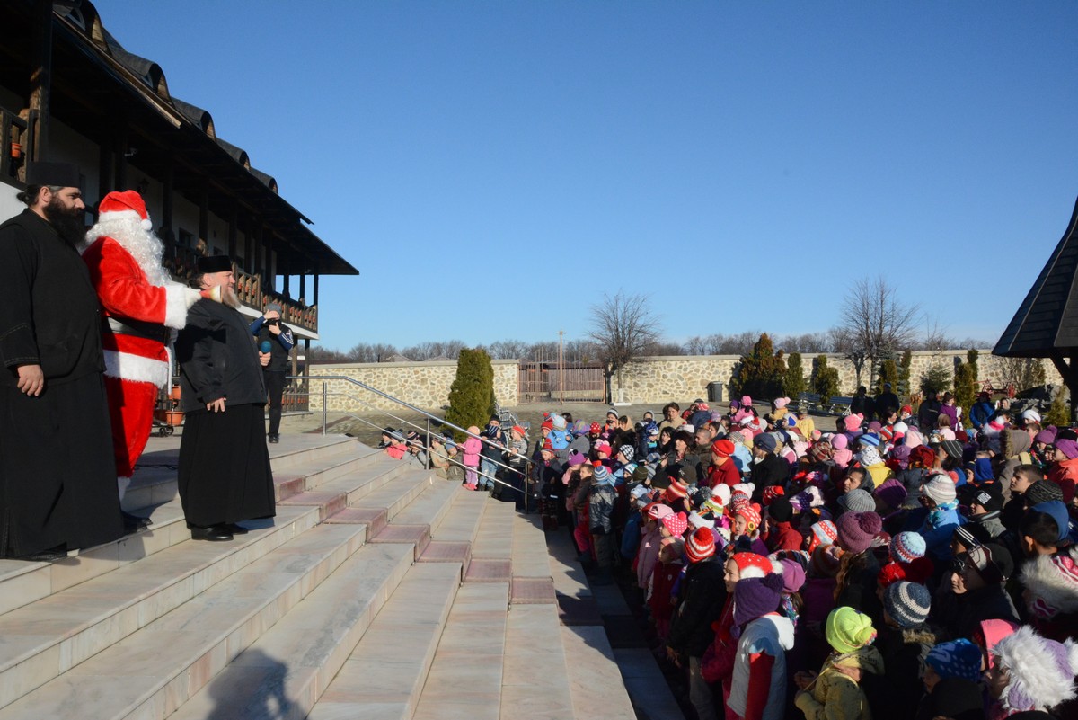 Copiii săraci au primit daruri la Mănăstirea Hadâmbu
