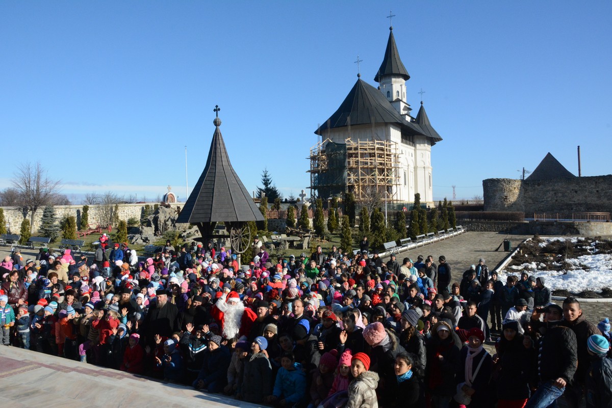 Copiii săraci au primit daruri la Mănăstirea Hadâmbu