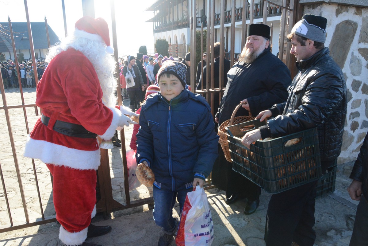 Copiii săraci au primit daruri la Mănăstirea Hadâmbu