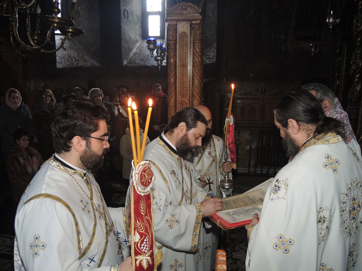 Sfinte Liturghii oficiate de IPS Părinte Mitropolit Teofan în zilele de Crăciun