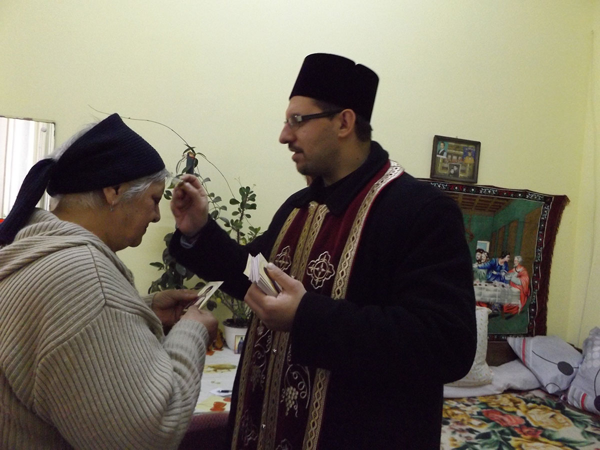 Copiii Parohiei Socrujeni colindă bătrânii de la Azilul Trusești