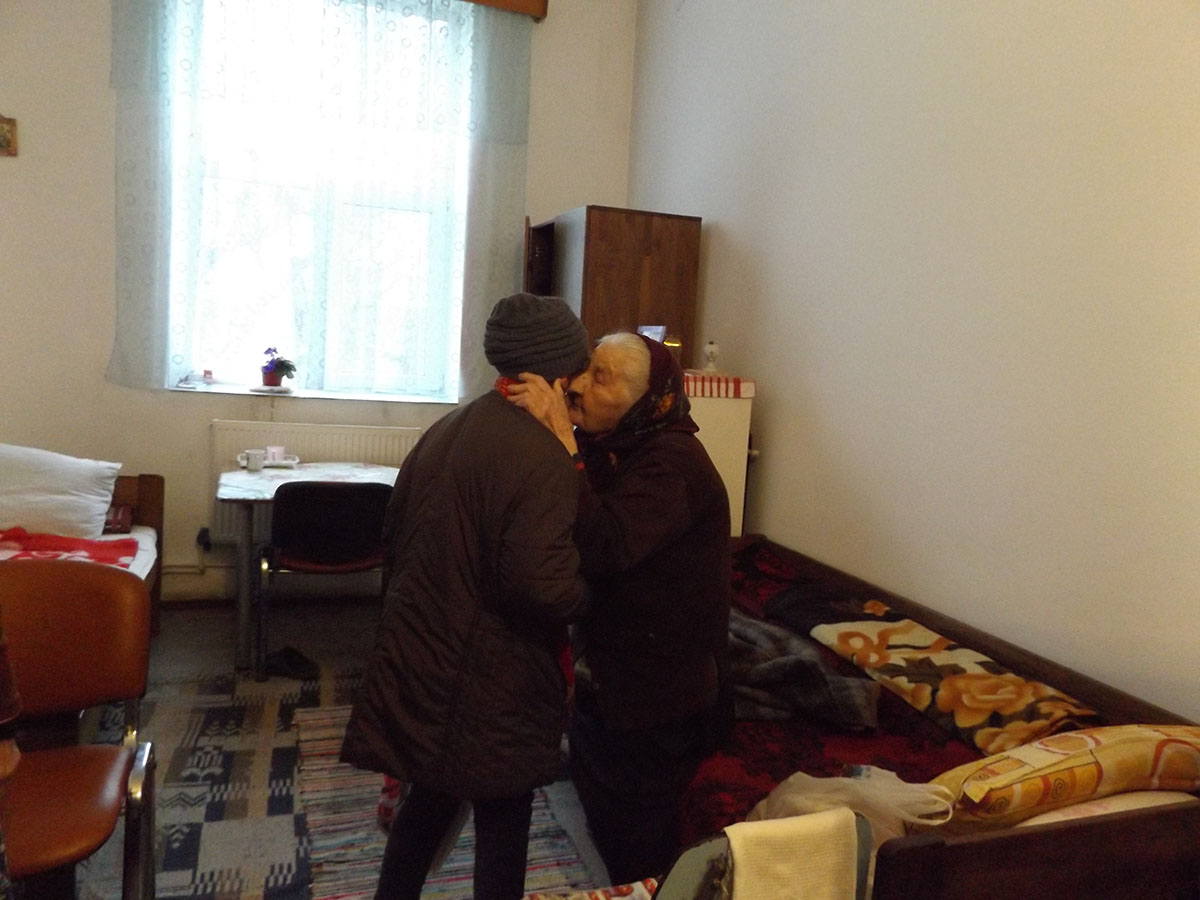 Copiii Parohiei Socrujeni colindă bătrânii de la Azilul Trusești