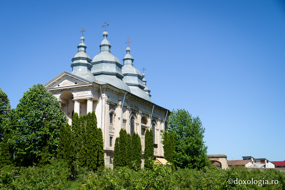 Moaștele Sfântului Ierarh Silvestru de Omsk, aflate spre închinare la Mănăstirea Frumoasa
