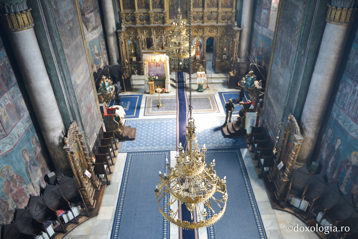 Moaștele Sfântului Ierarh Silvestru de Omsk, aflate spre închinare la Mănăstirea Frumoasa