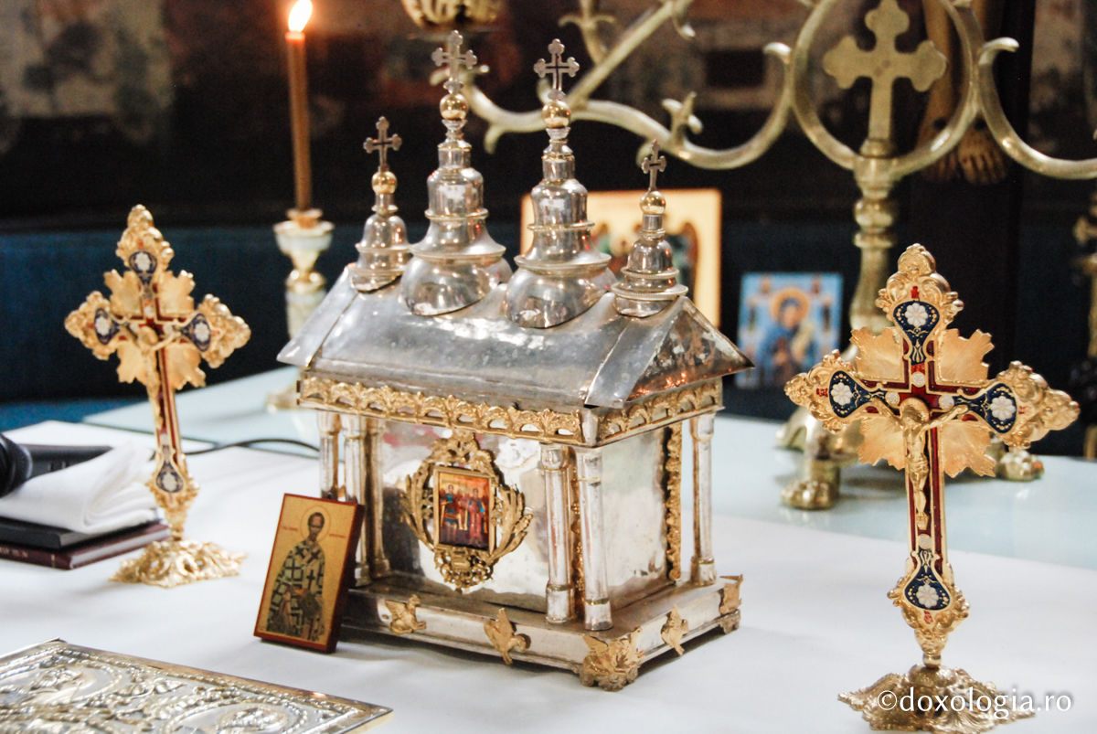 Sfântul chivot, copie fidelă în miniatură a bisericii de la Mănăstirea Frumoasa