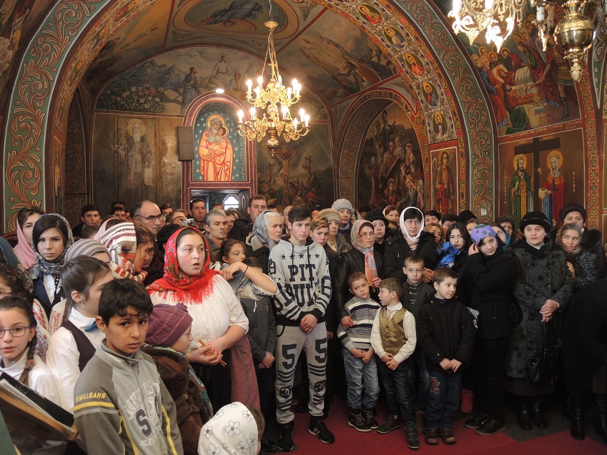 Sfântă Liturghie oficiată de IPS Părinte Mitropolit Teofan în Parohia Pietrişurile