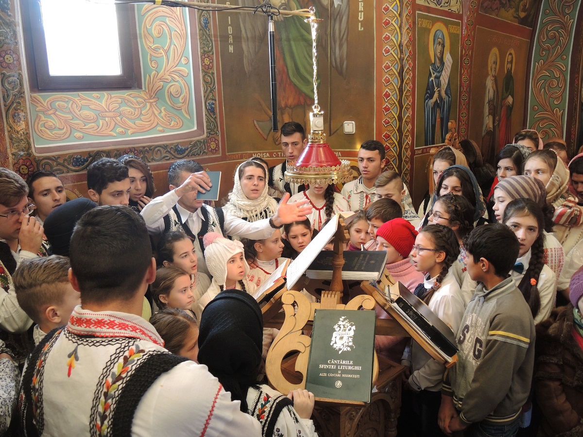 Sfântă Liturghie oficiată de IPS Părinte Mitropolit Teofan în Parohia Pietrişurile